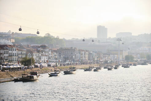 Portugal, Porto, Vila Nova de Gaia, Rabelo-Boote vom Fluss Douro aus gesehen - MRF02252