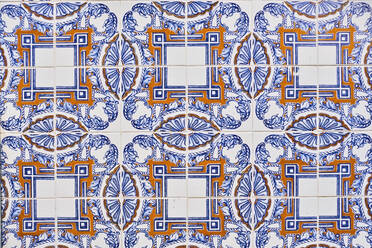 Portugal, Lissabon, Alfama, Keramikfliesen Azulejos an der Wand - MRF02263