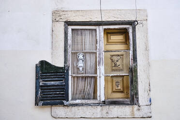 Portugal, Lissabon, Alfama, altes Fenster - MRF02265