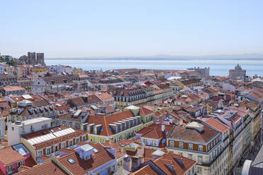 Portugal, Lissabon, Stadtbild mit Baixa und Meer - MRF02273