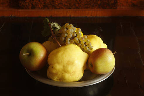 Still life with quinces, apples and grapes - JTF01378