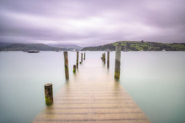 Neuseeland, Südinsel, Akaroa, Panoramablick auf die Seebrücke - SMAF01533