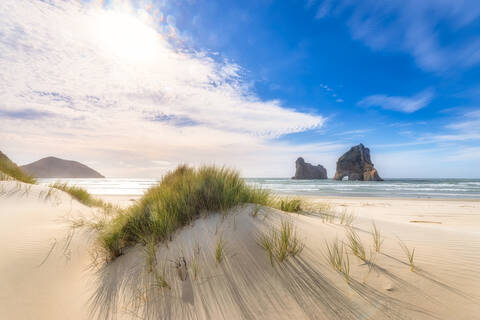 Neuseeland, Südinsel, Blick auf den Strand von Wharariki, lizenzfreies Stockfoto