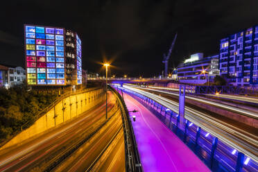 Neuseeland, Nordinsel, Auckland City, Stadtstraße bei Nacht - SMAF01547