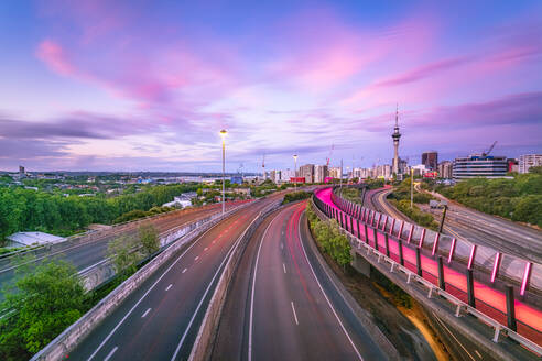 Neuseeland, Nordinsel, Auckland City, Stadtstraße bei Nacht - SMAF01548