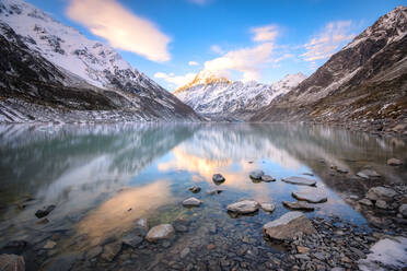 Neuseeland, Südinsel, Felsenufer des Hooker Lake mit Mount Cook und Hooker Gletscher im Hintergrund - SMAF01565