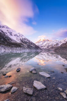 Neuseeland, Südinsel, Felsenufer des Hooker Lake mit Mount Cook und Hooker Gletscher im Hintergrund - SMAF01566