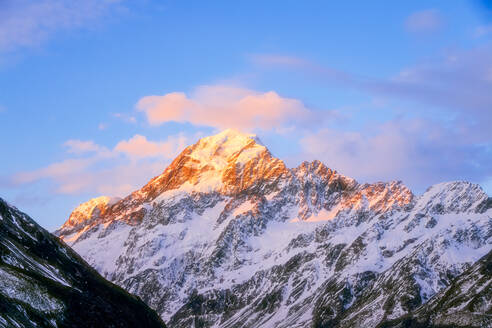 Neuseeland, Südinsel, Untergehende Sonne beleuchtet den schneebedeckten Gipfel des Mount Cook - SMAF01567