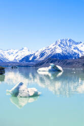 Neuseeland, Südinsel, Schneebedeckte Berge spiegeln sich in der glänzenden Oberfläche des Tasmanischen Sees - SMAF01577