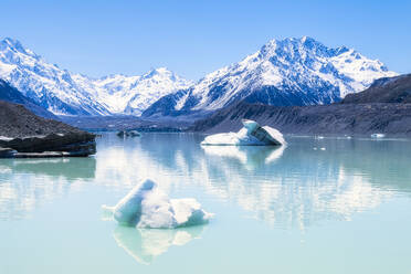 Neuseeland, Südinsel, Schneebedeckte Berge spiegeln sich in der glänzenden Oberfläche des Tasmanischen Sees - SMAF01578