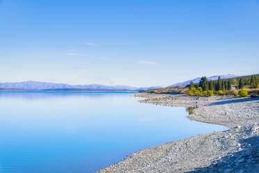 Neuseeland, Südinsel, Klarer Himmel über dem felsigen Ufer des Lake Pukaki - SMAF01583