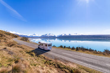 Neuseeland, Südinsel, Wohnmobil auf dem Highway um den Lake Pukaki - SMAF01586