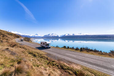 Neuseeland, Südinsel, Wohnmobil auf dem Highway um den Lake Pukaki - SMAF01587