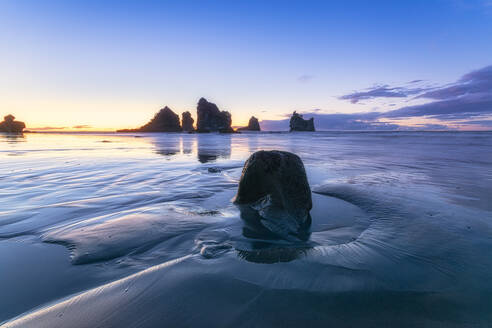 Neuseeland, Südinsel, Silhouetten von Motukiekie Beach Meeresfelsen bei Sonnenuntergang - SMAF01601