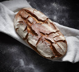 Blick von oben auf frisch gebackenes Brot - KSWF02113