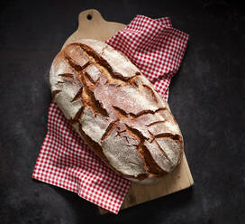 Blick von oben auf frisch gebackenes Brot - KSWF02115