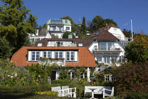 Deutschland, Hamburg, Blankenese, Von Gärten umgebene Häuser - FCF01820