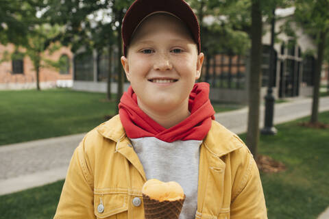 Junge mit Eiscreme, lizenzfreies Stockfoto