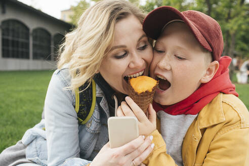 Mutter und Sohn essen zusammen Eiscreme - VPIF01585