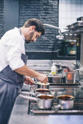 Koch bei der Arbeit in einer Restaurantküche - CJMF00091