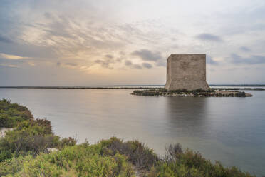 Spanien, Alicante, Santa Pola, Tamarit-Turm in der Abenddämmerung - DLTSF00245