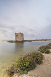 Spanien, Alicante, Santa Pola, Tamarit-Turm in der Abenddämmerung - DLTSF00247