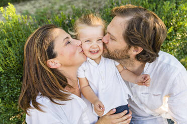 Eltern küssen glückliche kleine Tochter - MGIF00777