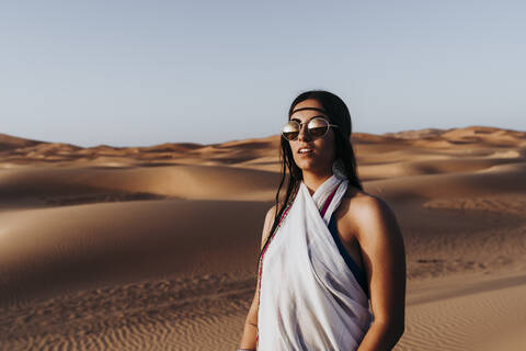 Schöne junge Frau in der Wüste, Merzouga, Marokko, lizenzfreies Stockfoto