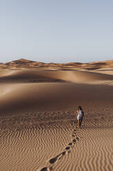 Junge Frau beim Wandern in der Wüste, Merzouga, Marokko - DAMF00127