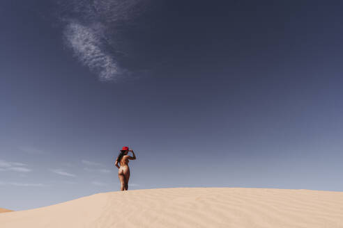 Nackte junge Frau mit Hut in der Wüste, Merzouga, Marokko - DAMF00131