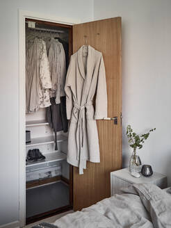 Kleiderschrank im Schlafzimmer - JOHF02118