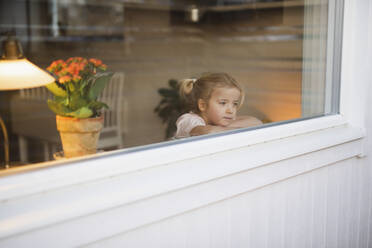 Mädchen schaut durch das Fenster - JOHF02213