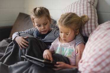 Schwestern mit digitalem Tablet auf dem Sofa - JOHF02245