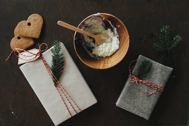 Weihnachtsgeschenke und Schüssel mit Porridge - JOHF02257