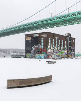 Mit Graffiti beschmiertes Gebäude unter der Brücke - JOHF02275