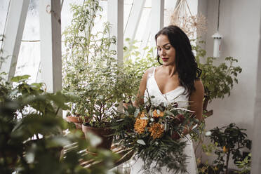 Braut hält Blumenstrauß - JOHF02299
