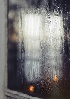 Wassertropfen am Fenster - JOHF02327