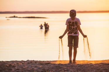 Junge spielt am Strand - JOHF02337