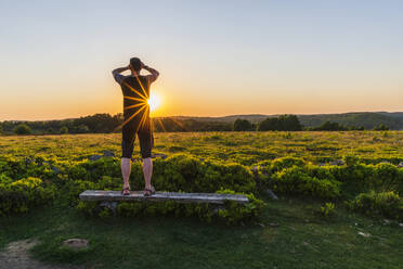 Mann mit Blick auf Sonnenuntergang - JOHF02351