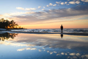 Sonnenuntergang am Meer mit Silhouette einer Person - JOHF02361