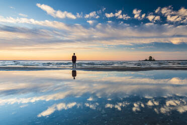 Sonnenuntergang am Meer mit Silhouette einer Person - JOHF02362