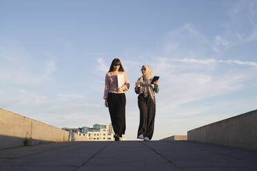 Female friends walking together - JOHF02388