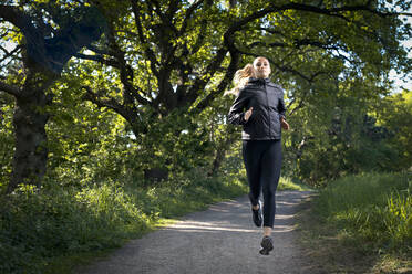 Woman jogging - JOHF02394