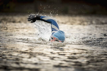 Man swimming - JOHF02562