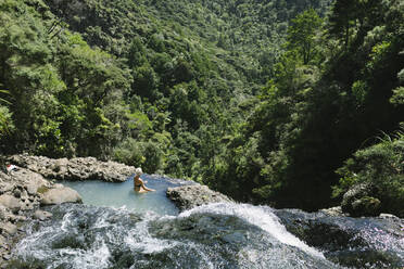 Frau im Naturpool - JOHF02576