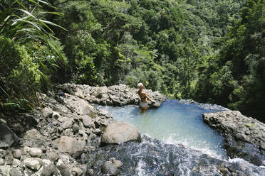 Frau im Naturpool - JOHF02577