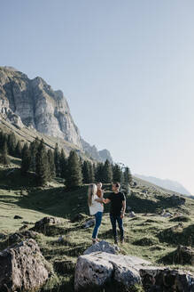 Familie mit kleinem Sohn auf einer Wanderung in den Bergen, Schwaegalp, Nesslau, Schweiz - LHPF01068