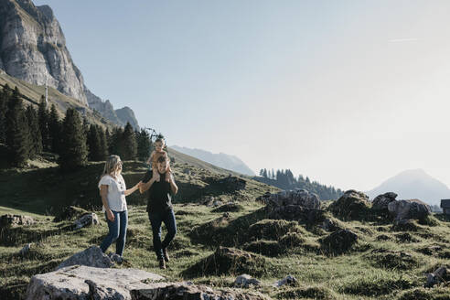 Familie mit kleinem Sohn auf einer Wanderung in den Bergen, Schwaegalp, Nesslau, Schweiz - LHPF01069