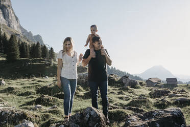 Glückliche Familie mit kleinem Sohn auf einer Wanderung in den Bergen, Schwaegalp, Nesslau, Schweiz - LHPF01070