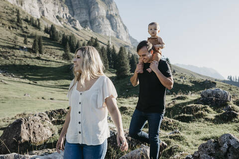 Glückliche Familie mit kleinem Sohn auf einer Wanderung in den Bergen, Schwaegalp, Nesslau, Schweiz, lizenzfreies Stockfoto